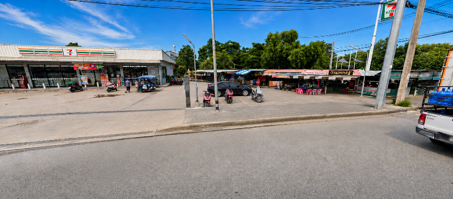 ของกินและร้านค้าทางเข้าหมู่บ้าน 7-Eleven